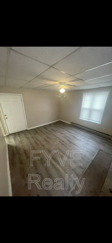 Building Photo - 890 Duncan Ave
