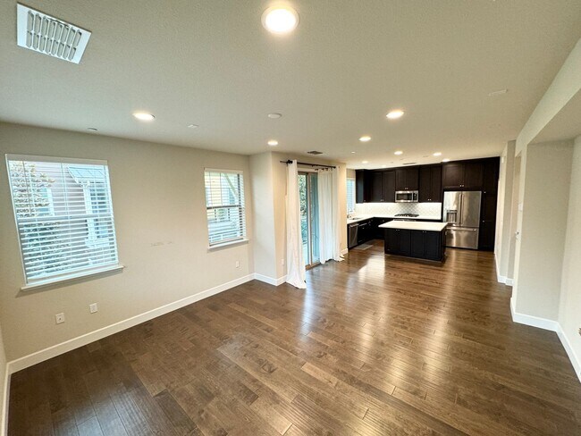 Building Photo - Perfect Shape Sage Community Townhome in L...