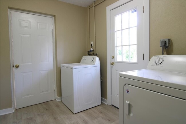 Foto del edificio - 1388 Whitewood Dr