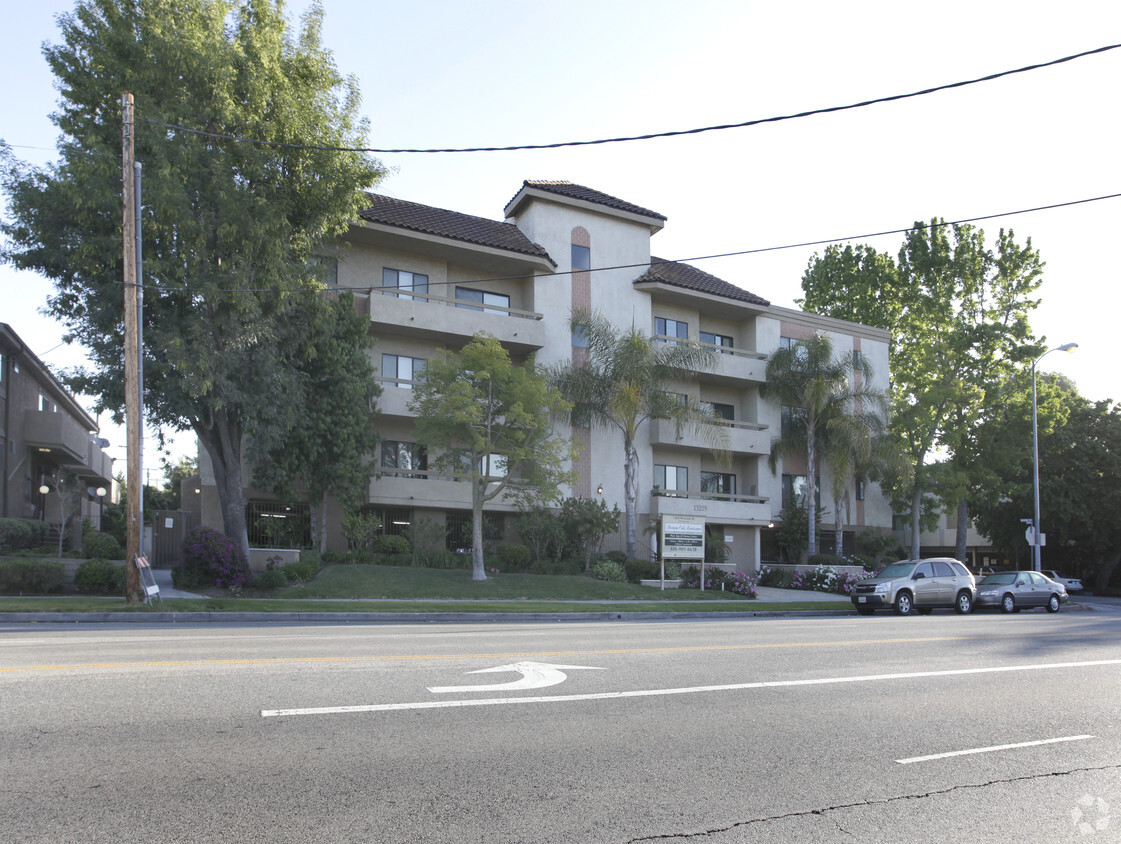 Building Photo - Sherman Oaks Renaissance