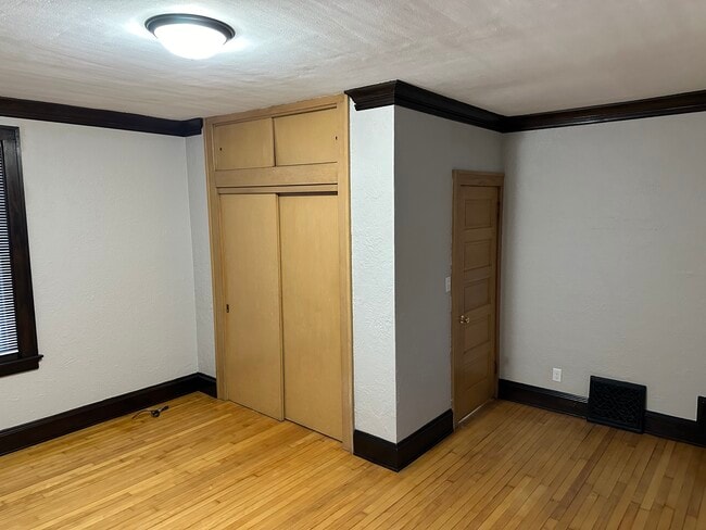 Building Photo - 323A Superior Ave