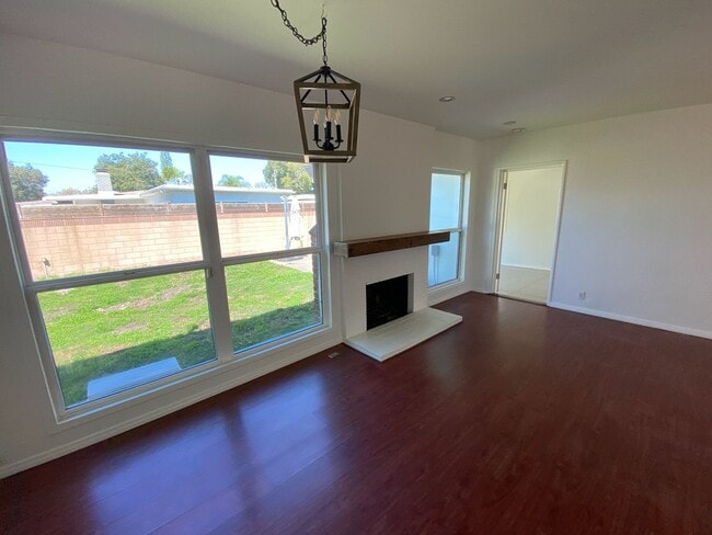 Building Photo - Three bedroom home in Long Beach available...