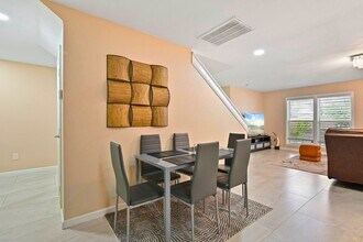 Building Photo - 2402 Pine St