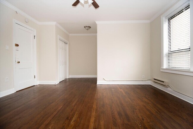 Building Photo - 3340 N Marshfield Ave