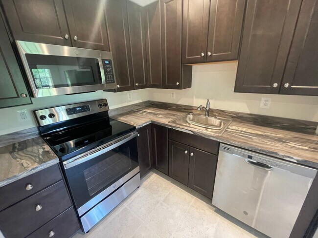 Brand new GE/LG appliances, gentle close cabinets and drawers - 1078 Delphi Ln