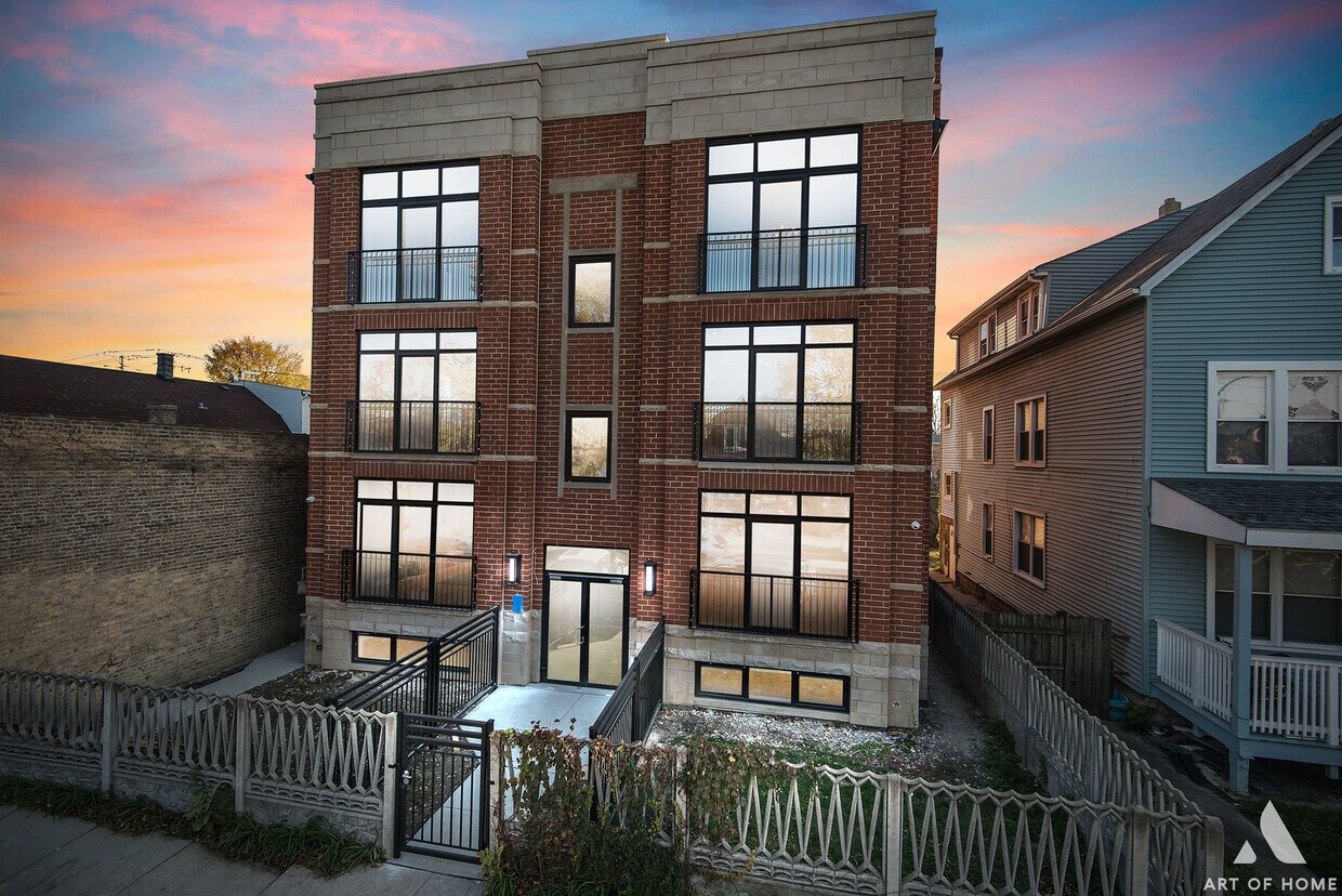 Foto principal - 5225 W Addison St