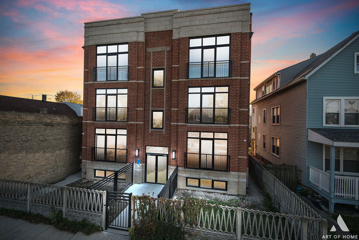 Primary Photo - 5225 W Addison St