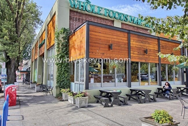 Building Photo - 2 Bed, 1 Bath Unit in Laurelhurst Plex