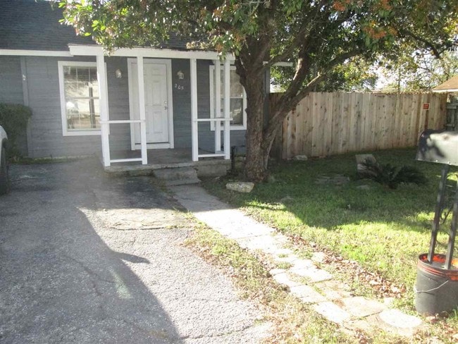 Building Photo - 205 E Pecan St
