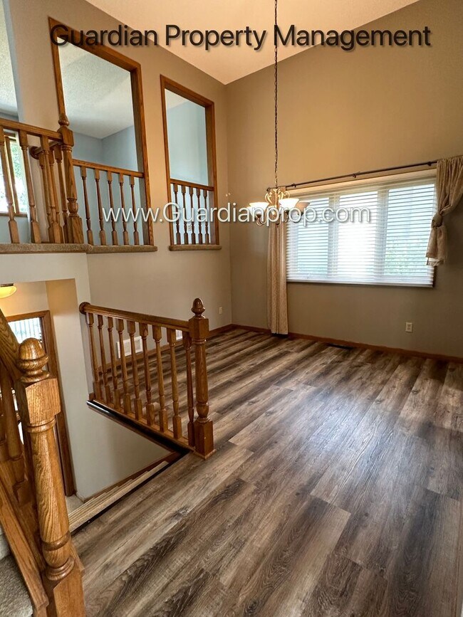 Foto del edificio - Eden Prairie Single Family Home, 2 Car Garage, Large Fenced Back Yard, September/October Move in