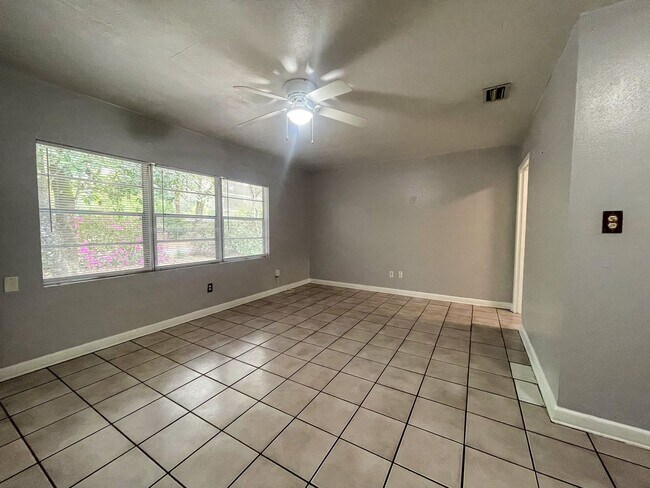 Building Photo - 107 NW 36th Dr