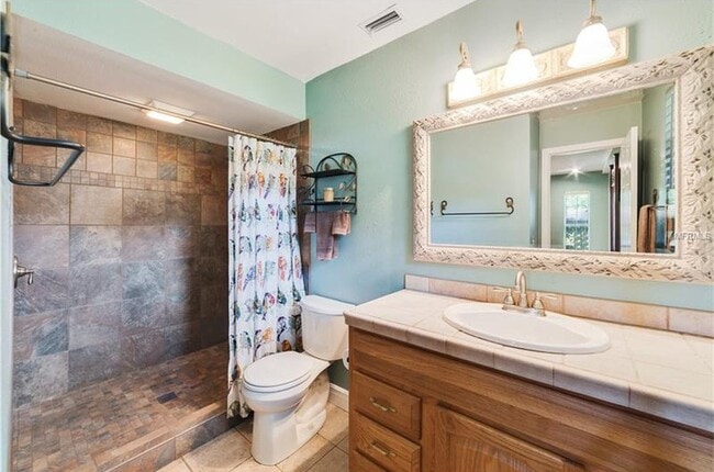 Foto del edificio - 220 Valencia Ct