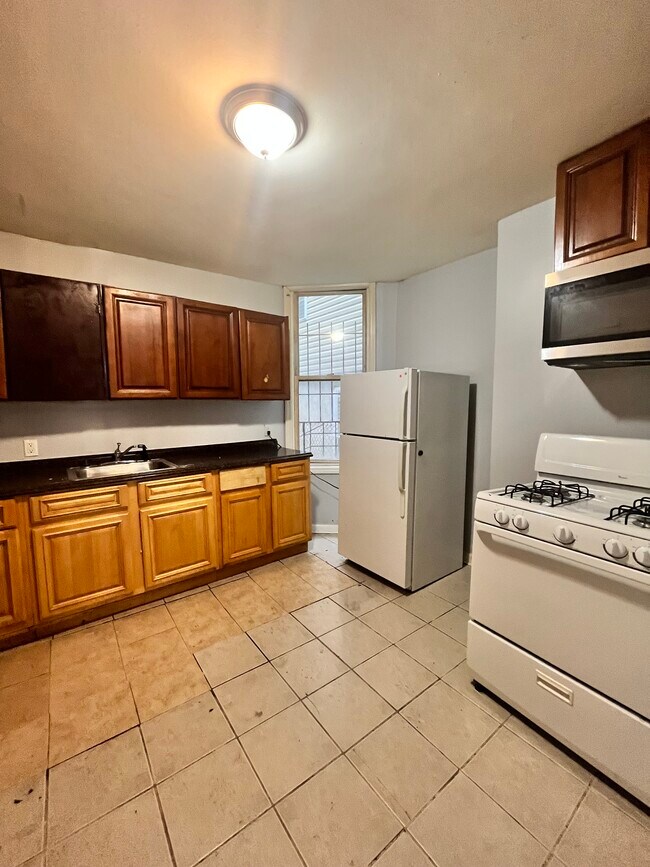 117 Grant Ave 1R - 114 Grant Ave