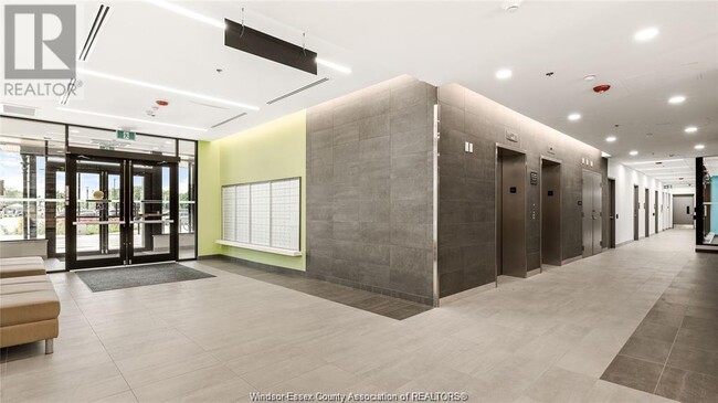 Building Photo - 3100 Meadowbrook Ln