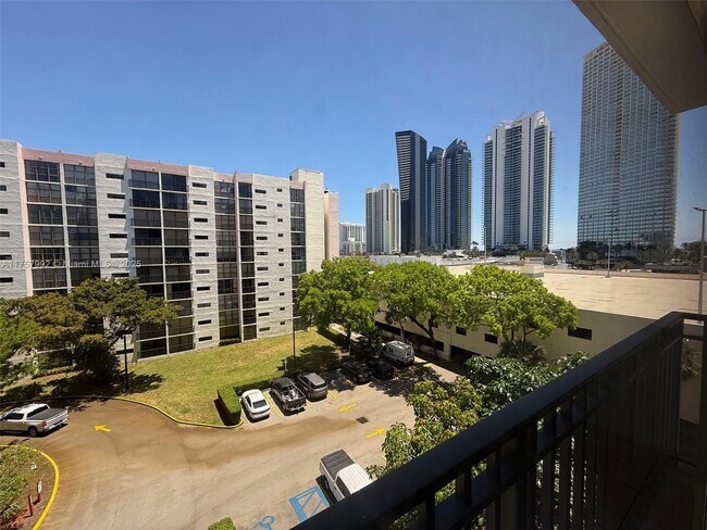 Foto del edificio - 17011 N Bay Rd