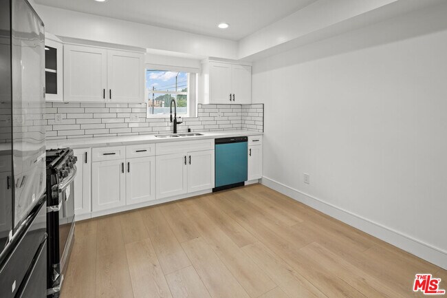 Foto del edificio - 2700 Fletcher Dr