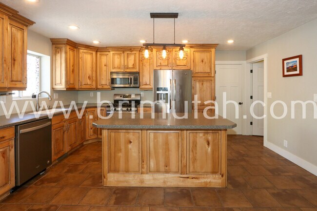 Building Photo - 550 E 7570 S