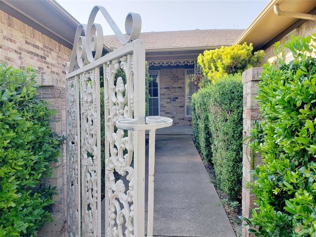 Foto del edificio - 8223 Lullwater Dr