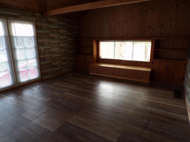 Foto del edificio - 640 82nd Dr