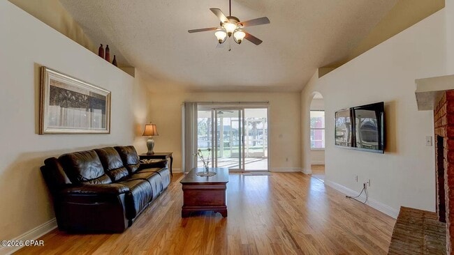 Building Photo - 816 W 8th St Cir