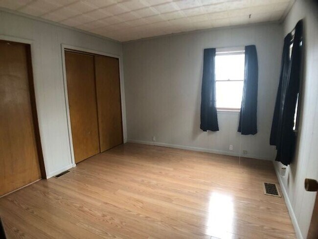 Building Photo - Rare 3 Bed in Eau Claire