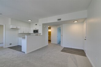 Building Photo - 3400 Cabana Dr