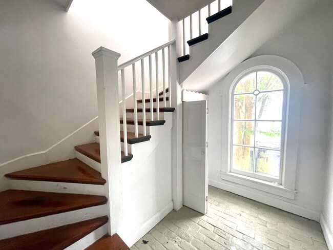 Foto del edificio - AVAILABLE JUNE 2026 Stunning 3 bed/2 bath with sunroom!