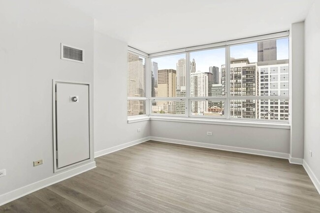 Photo - 825 W Adams St Apartment