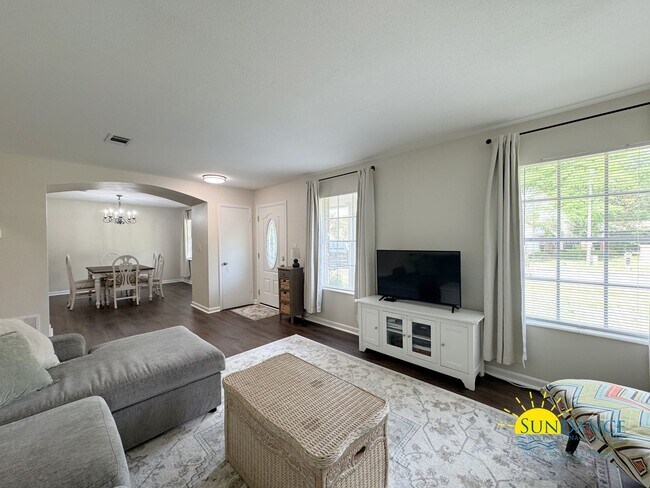Foto del edificio - Updated 3-Bedroom Home in desirable Kenwoo...