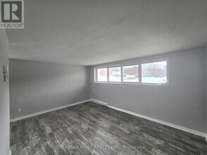 Building Photo - 80 William St W