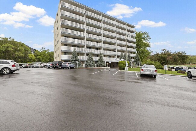 Foto del edificio - Live Above It All at the Satellite Condo 1 bed 1 bath!