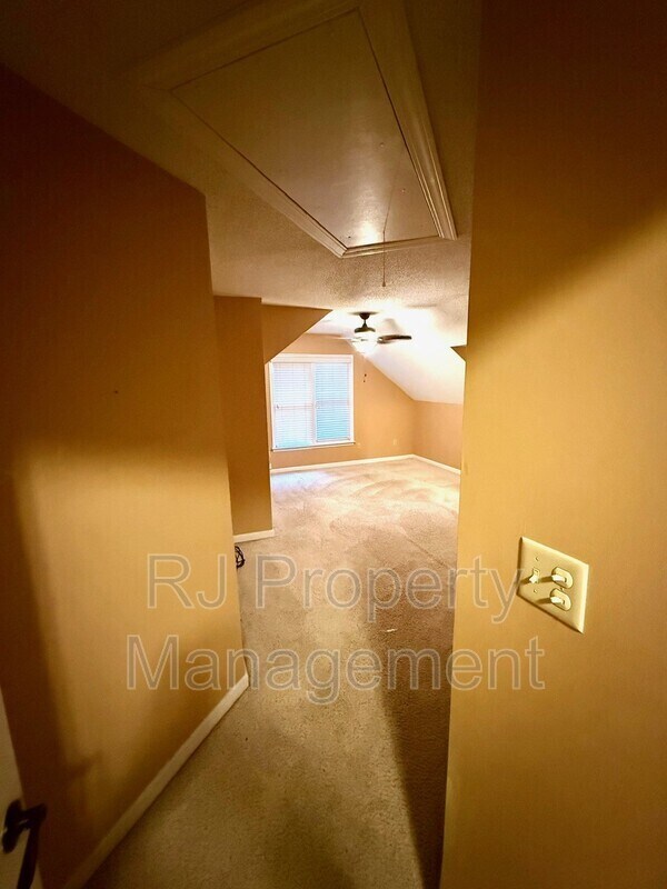 Foto del edificio - 8610 Dena Cove W