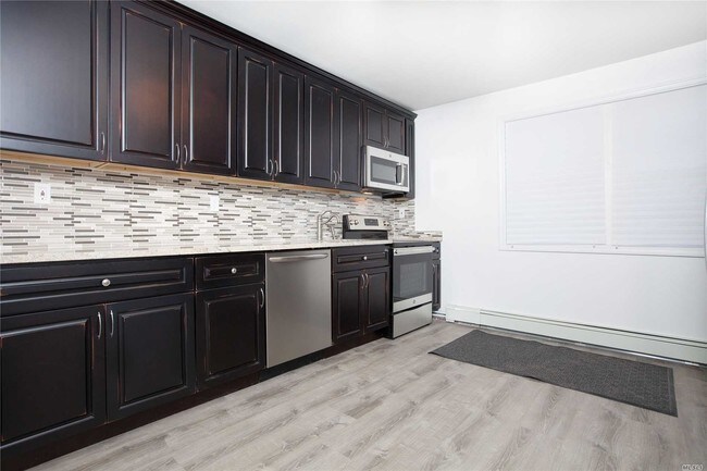 Building Photo - 54 Oakdale Ave