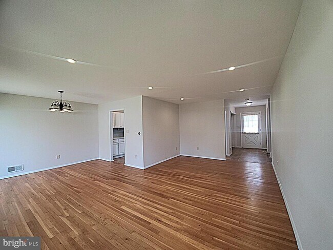 Foto del edificio - 702 W Edmonston Dr