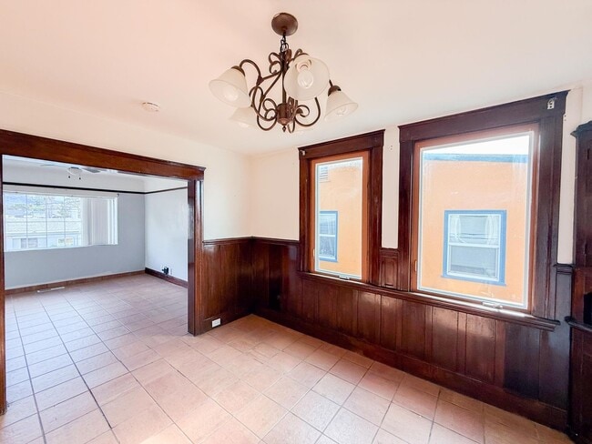 Foto del edificio - 4 bed 3 bath Single-family Home in Glenview/Lower Diamond area of Oakland