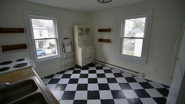 Building Photo - 2 Bed / 1 Bath Duplex Available Now