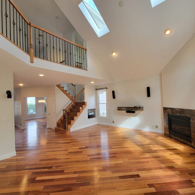 Building Photo - 646 Compass Ave