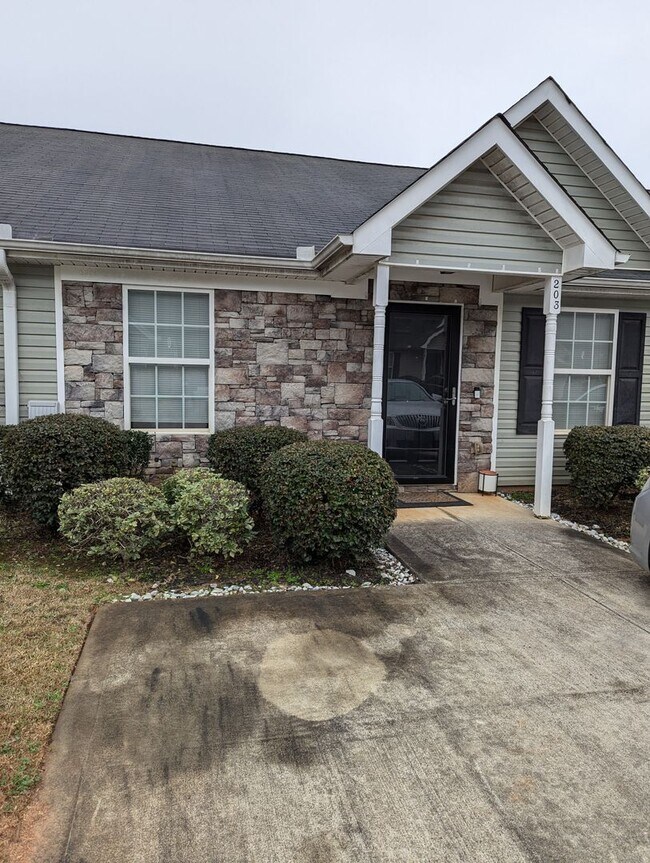 Foto del edificio - Nice Two Bedroom Duplex In A Great Location Available April 2026