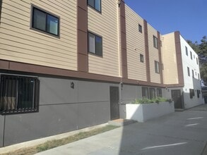 Building Photo - 1575 1/2 W 37th Pl