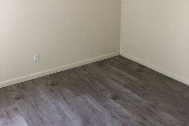 Beautiful new floors throughout - 517 Newton St