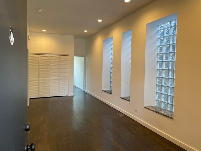 Foto del edificio - 1824 W 35th St