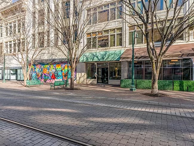 Building Photo - ***With or Without Furnishings- 1 BR/ 1.5 ...