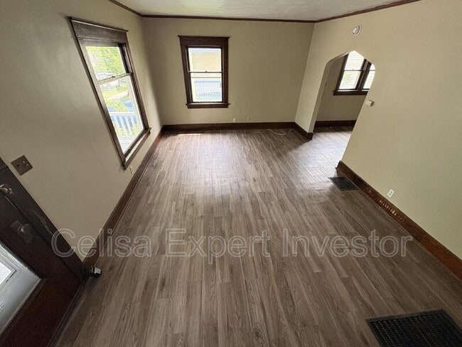 Foto del edificio - 1353 Huestis Ave