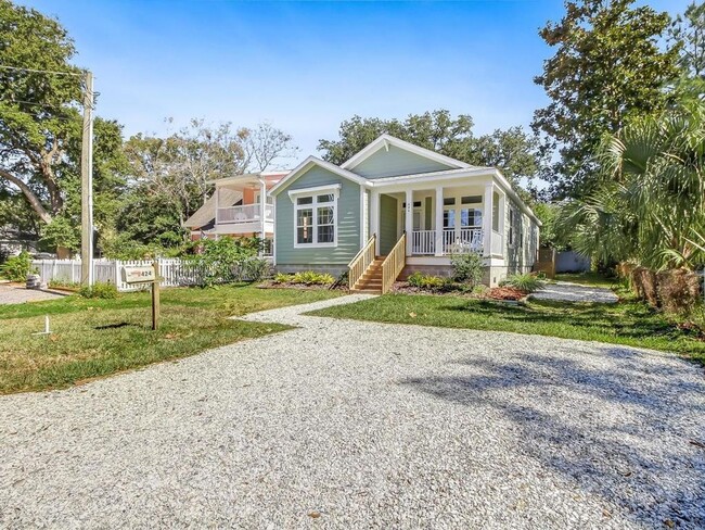 Building Photo - Historic Downtown Fernandina Home! Close t...