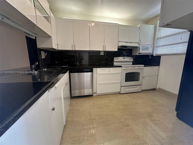 Foto del edificio - 8419 Forest Hills Dr