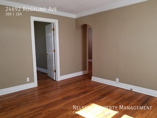 Building Photo - 3 Bedroom Ranch, Hardwood Floors, Recessed...