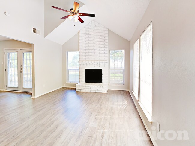 Foto del edificio - 900 Freshwood Ct