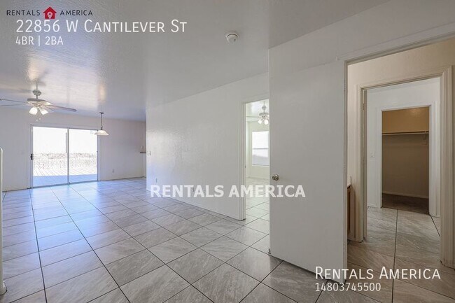 Foto del edificio - 4 Bedroom 2 Bathroom Spacious Home