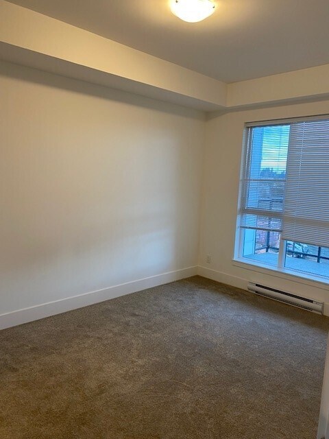 Photo du bâtiment - 3080-3080 Kilpatrick Ave