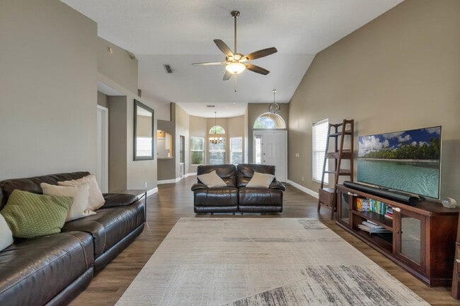Building Photo - Pristine Eastwood Home, 2 Car Garage on Cu...